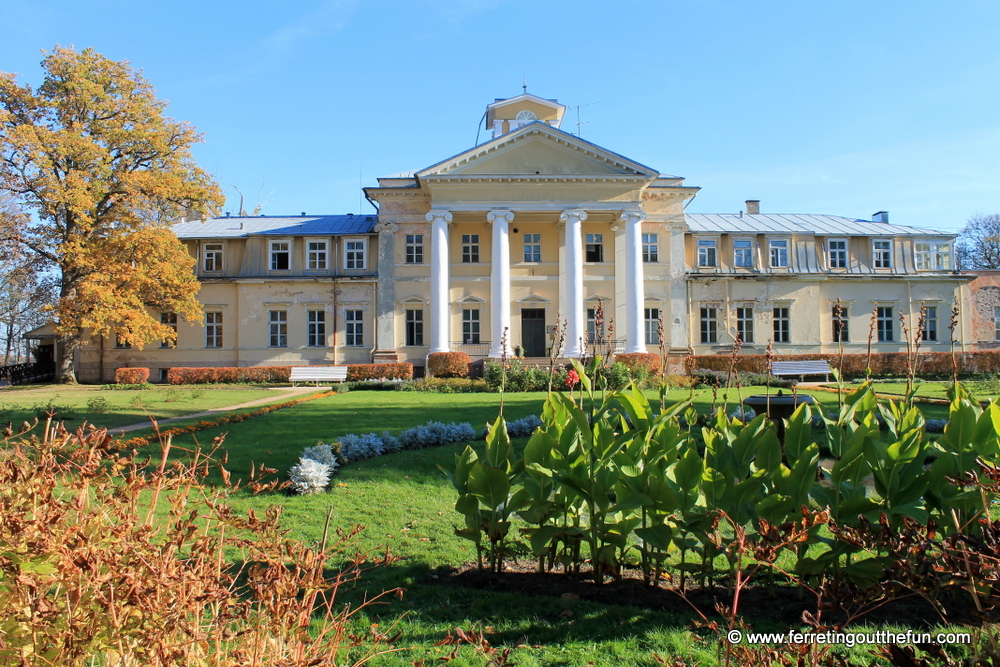 krimulda manor latvia