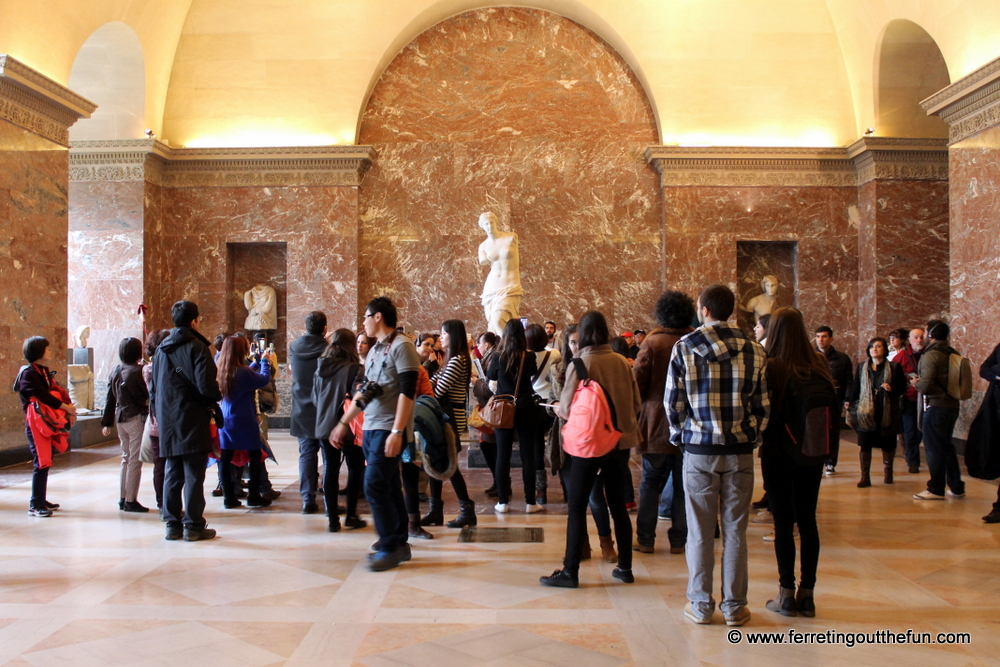 louvre crowded