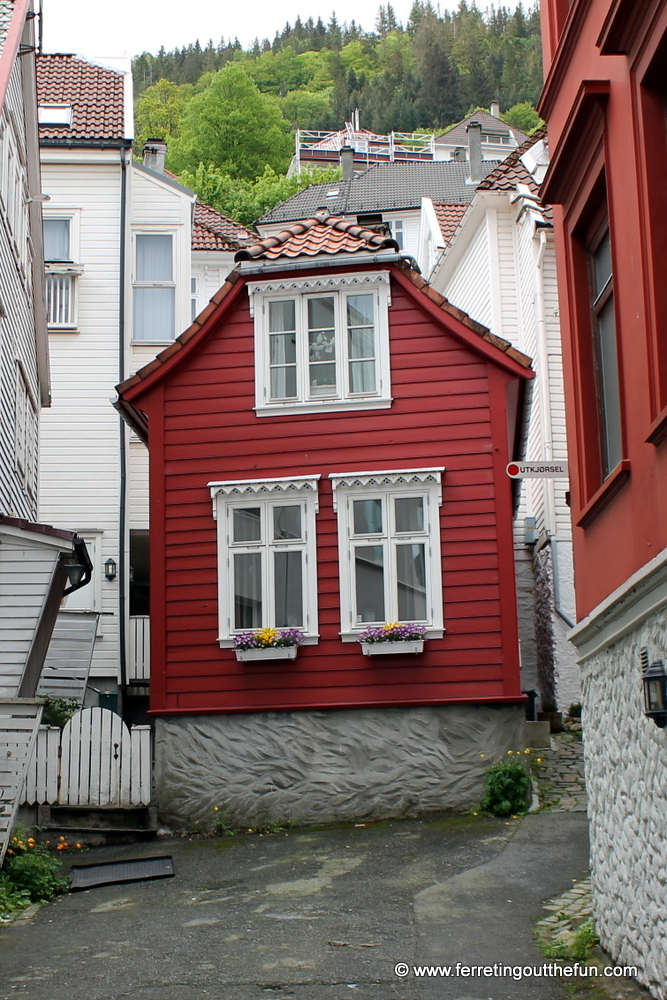 Tiny red house in #Bergen #Norway