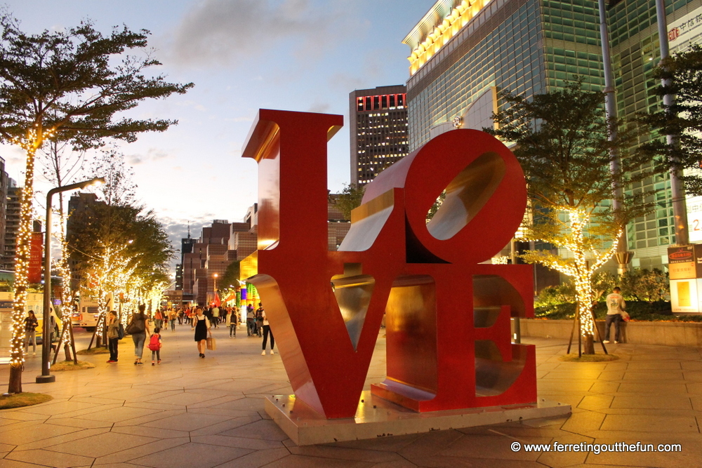 taipei love sign