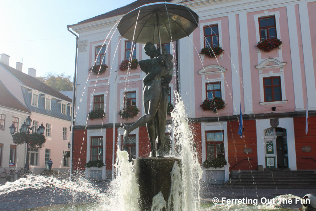 kissing students fountain