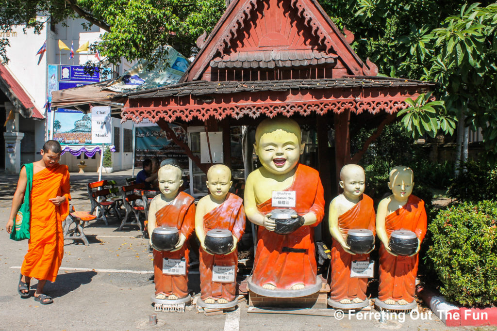 Wat Chedi Luang monks