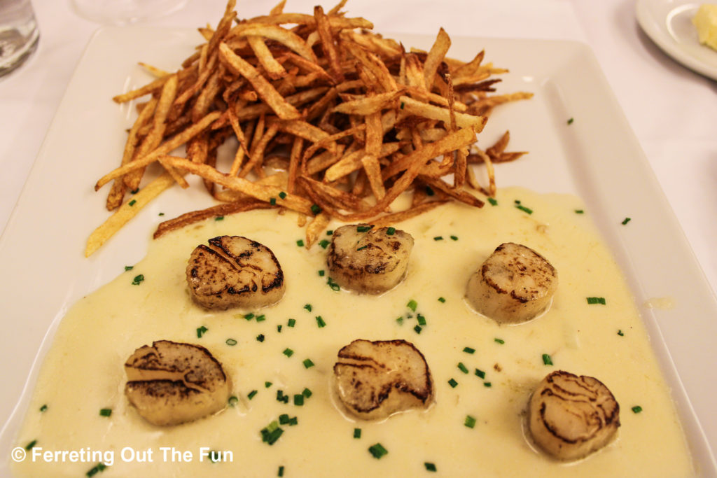 Seared scallops with lemon beurre blanc sauce